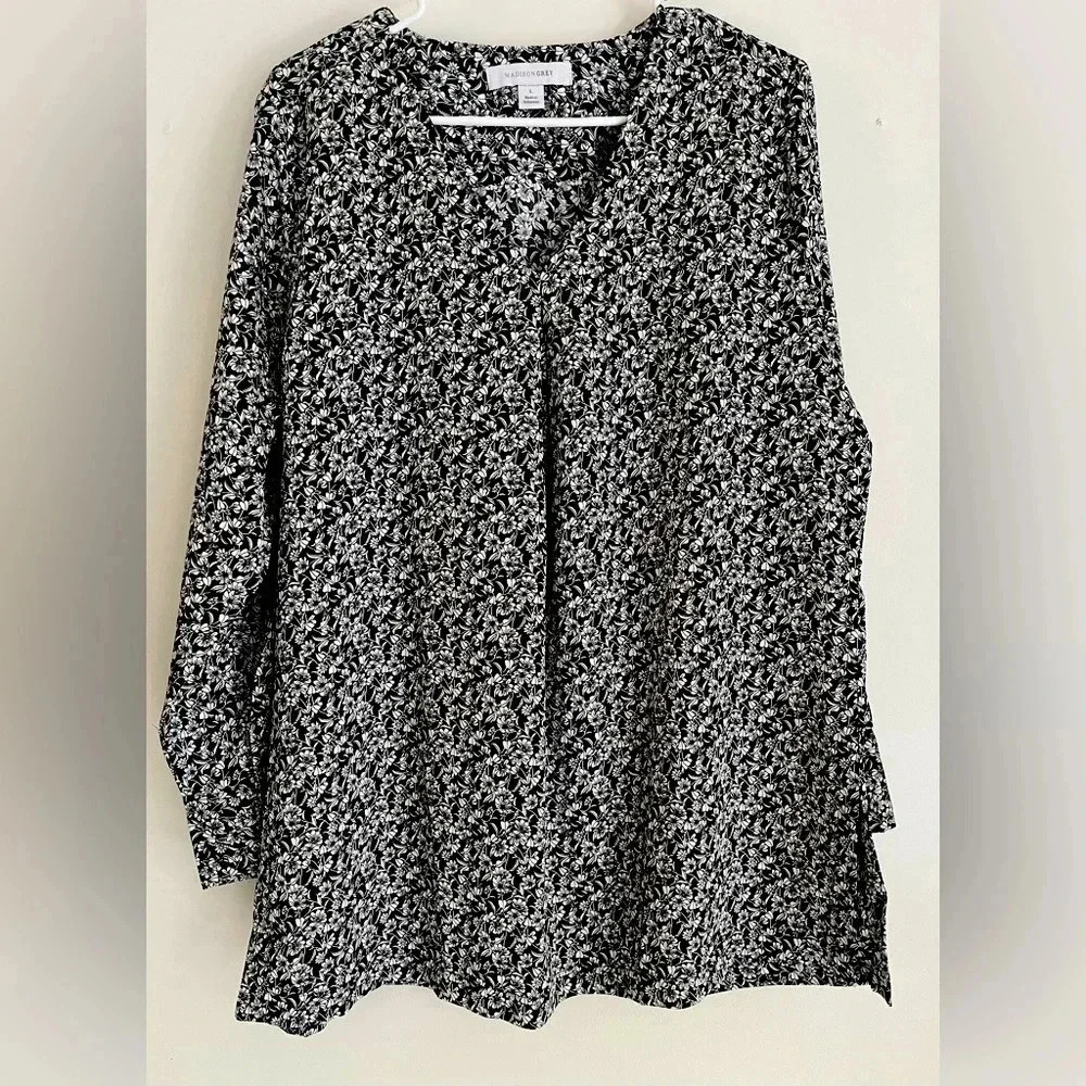 Madison Gray Women’s top size large black and white